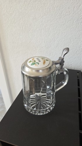 Bierkrug aus glas mit - bierkrug,