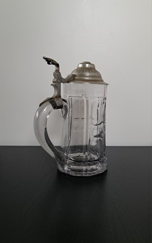 Glaskrug mit verzierzen