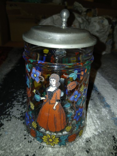 Farbenfroher glas bierkrug mit - farbenfroher, glas-bierkrug