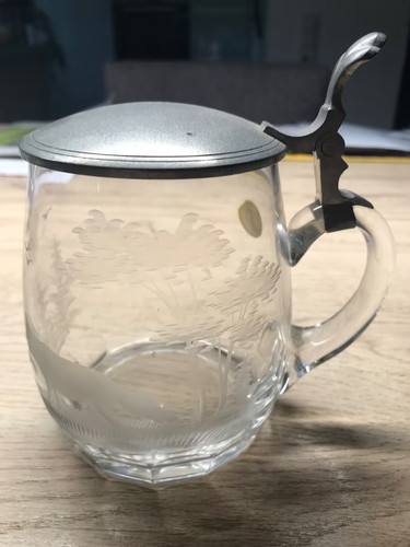 Bierkrug aus glas mit - bierkrug,