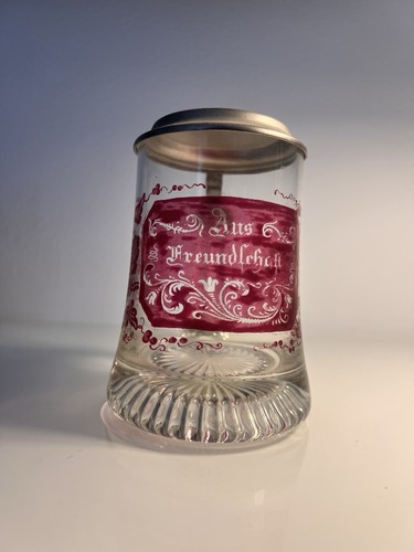 Alter bierkrug aus glas mit - aus,