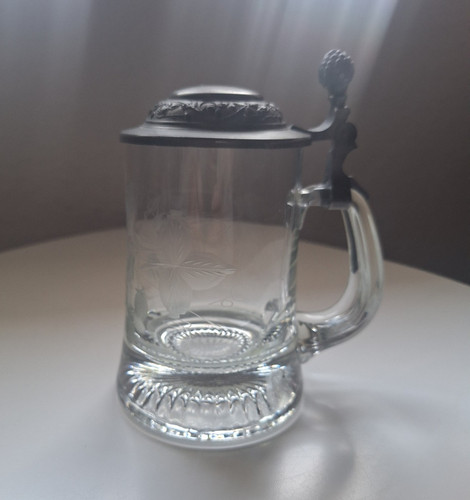 Bierkrug aus glas mit - 0,5,