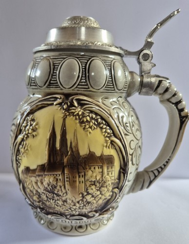 Bierkrug mit relief der - mit,