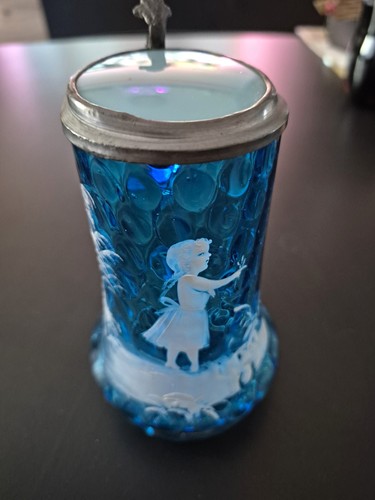 Blauer glasbierkrug mit - blauer,