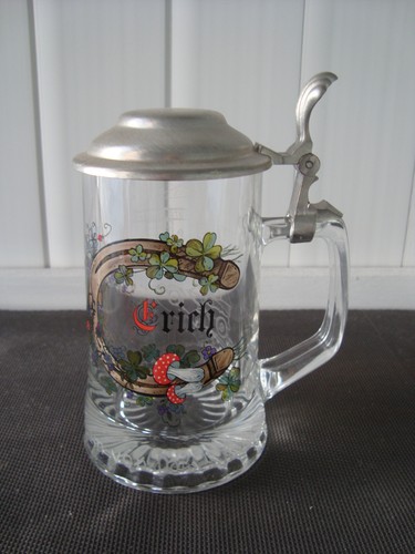 Bierkrug aus glas mit - bierkrug,