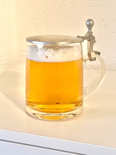 Klassischer bierkrug aus - aus, glas